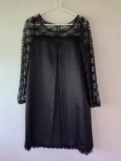 黒のレースとサテンのフォーマルドレス