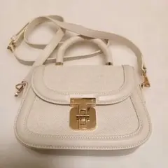 ホワイトショルダーバッグ ゴールド金具付き