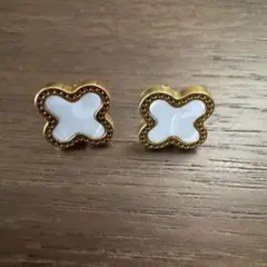 クローバーモチーフ ピアス ゴールドカラー