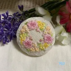 ハンドメイド くるみボタン刺繍ブローチ♡薔薇とミモザ のリース
