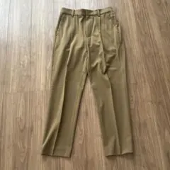 ベージュ プリーツスラックス バックポケット付き