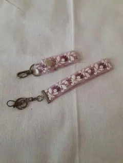 リボン刺繍のキーホルダー&ストラップ(淡いピンク)