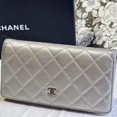 CHANEL マトラッセ 二つ折り長財布 メタリックシルバー シリアルシールありのサムネイル