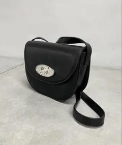 ブラックショルダーバッグ フラップ式