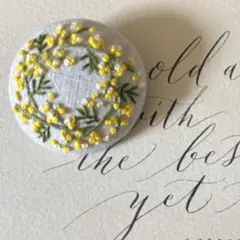 ミモザのリースの手刺繍ブローチ　はらぺこ*あおむしハンドメイド