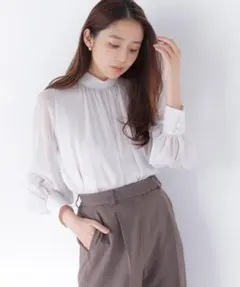 NATURAL BEAUTY BASICハイネックボリュームシアーブラウス【S】のサムネイル
