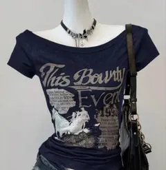 グラフィック プリント オフショルダー Tシャツ