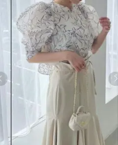 【まもなく出品終了】SNIDEL 花柄ブラウス パフスリーブ