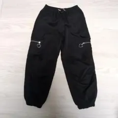 黒いハート型ジッパー付きロングパンツ