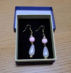 ピンクとパールホワイトのロングドロップピアス