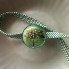 チェコガラス蜻蛉の帯留　オーロラグリーン　三分紐つき