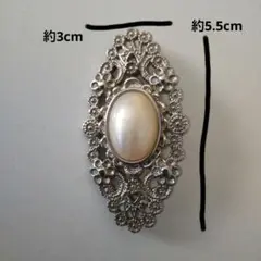 ブローチ 約3cm x 約5.5cm