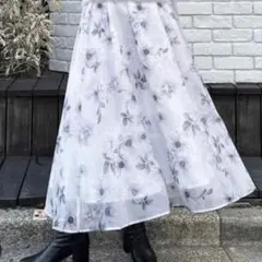 イング　花柄フレアスカート ホワイト/グレー