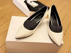 CELINE スタッズ ポインテッドトゥ パンプス ホワイトのサムネイル