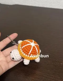 ハンドメイド　あみぐるみ　みかんの亀のキーホルダー