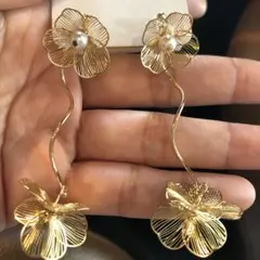 【No.281】クラシカル華奢ゴールドウェーブフラワー花樹脂ポストイヤリング新品