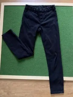 ユニクロ キッズ 黒ストレッチパンツ 130㎝