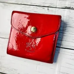 【希少　高級感漂うパテントレザー】　IL BISONTE　折財布　チェリーレッド