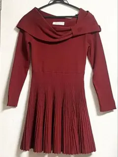 オフショルダー赤ニットワンピース