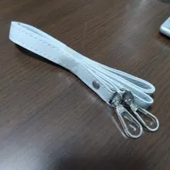 ライトグレー合成皮革スマホショルダーストラップ