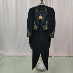 黒の金色刺繍タキシード　②