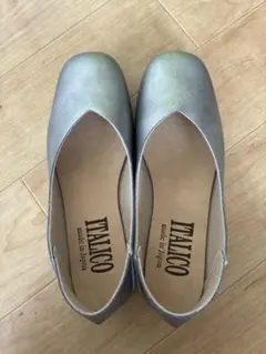 【お値下げ】ITALICO シルバー フラットシューズのサムネイル