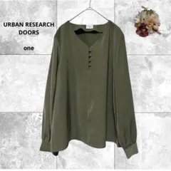 アーバンリサーチドアーズ　Ｖネックシャツ　ブラウス　上品　オフィス　高見え