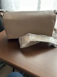 ビアズリー風ショルダーバッグ カラビナに交換するとお好みのバンドに変更可能ですよ