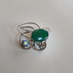 緑色の石 花モチーフ ブローチ