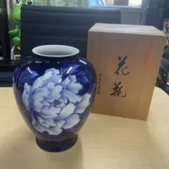 宮内庁御用達　有田焼　深川製磁　瑠璃牡丹　金彩　花瓶