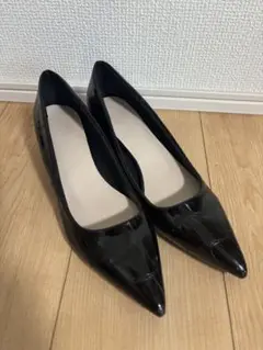 エナメル ブラック ポインテッドトゥ フラットシューズ