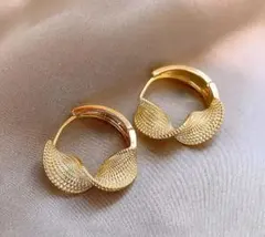 ゴールド波型メッシュフープピアス