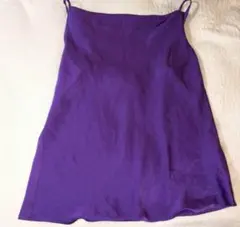 サテンのような素材　上品　トップス　紫　パープル色　ノースリーブ