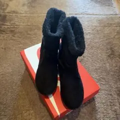 黒いファー付きムートンブーツ