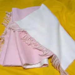 和でも　洋でも使用できる　ピンクとホワイトのフリンジ付きマフラー