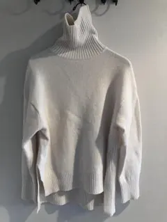 SHIPSカシミア入りホワイトタートルネックセーター