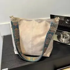 アイボリー色のレザー風ショルダーバッグ斜め掛け軽量おしゃれな肩掛け