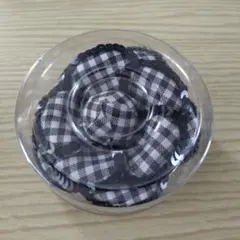 チェック柄の花形ブローチ（ケース入）