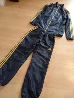 アディダス　adidas　黒×金　ジャージ　ウインドブレーカー　上下セット