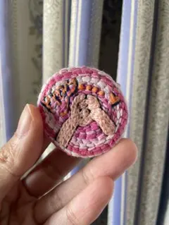 刺繍ピンクブローチ 手の形