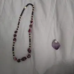 紫色の石のネックレスとペイダントトップ