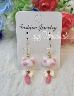 訳あり　ちまっと♡いちごみるくなぶちねこ風　しっぽゆらゆら♡ピアス/イヤリング⭐︎
