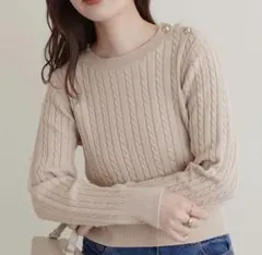 natural couture 細ケーブル肩釦デザインニットのサムネイル