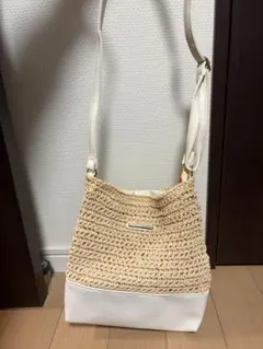 ベージュとホワイトのショルダーバッグ