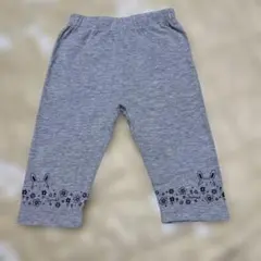 ウサギと花刺繍のグレーボトムス