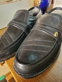 黒いレザーのストラップローファー