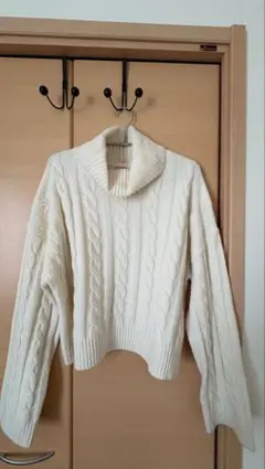 アイボリー ケーブル編み ハイネックセーター