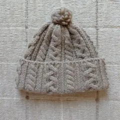 ベージュ ケーブル編み ニット帽 ポンポン付き
