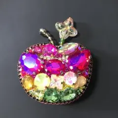 カラフルなりんご　ビーズ刺繍ブローチ　ハンドメイド