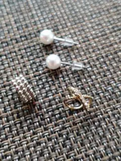 【新品】断捨離中につきお買い得　イヤーカフ２つ、ピアス